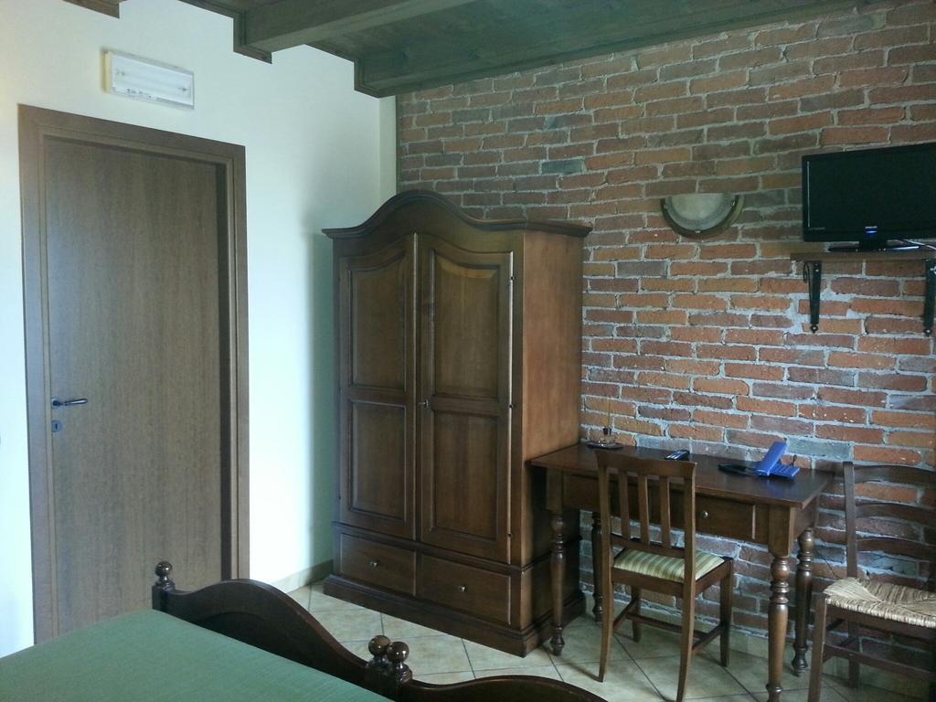 Agriturismo Cascina Del Peso Лейни Номер фото